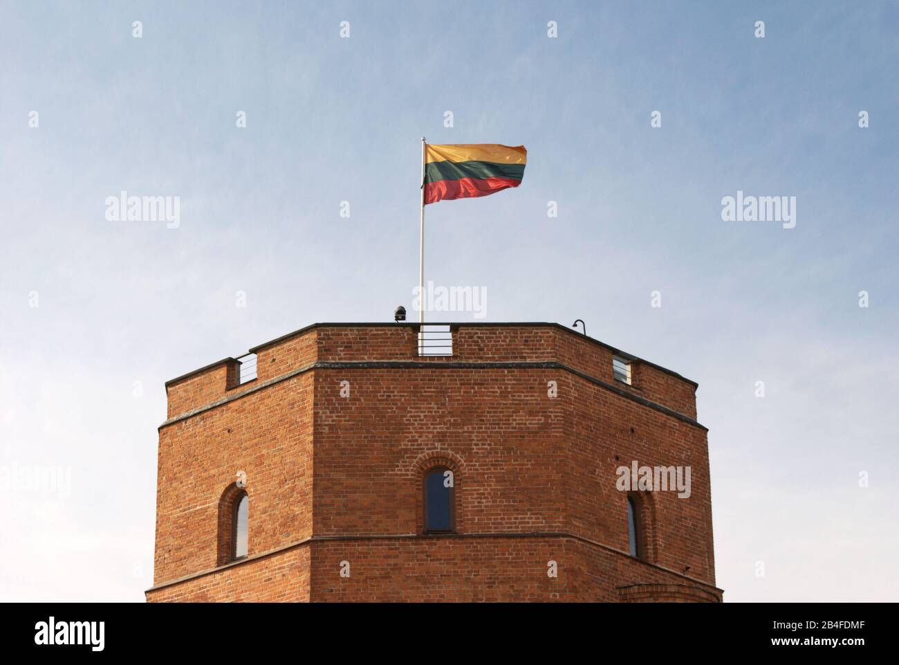Drapeau lituanien au sommet de la tour du château supérieur de Vilnius Gediminua Banque D'Images