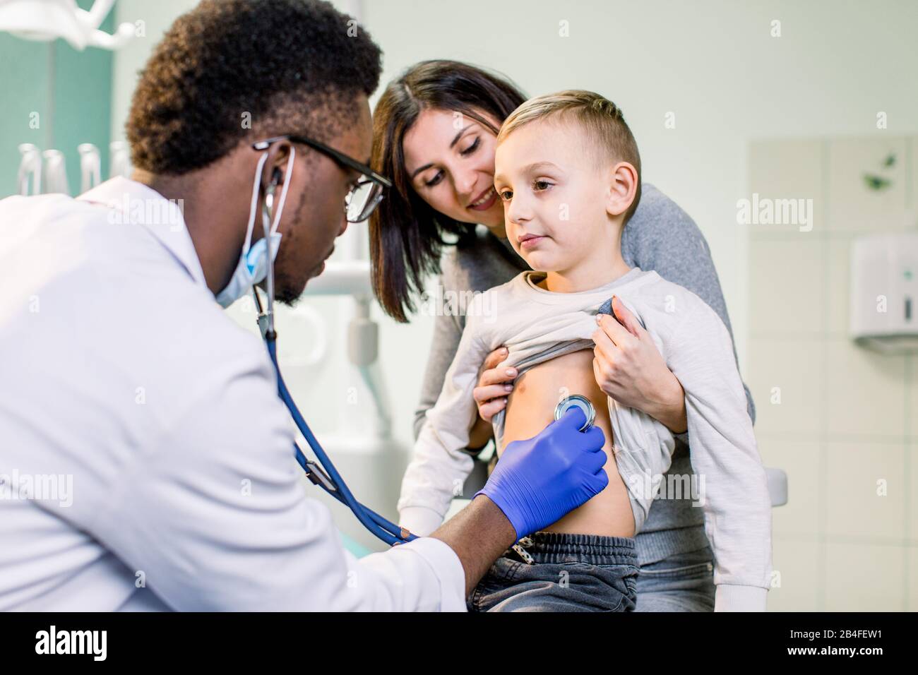 Petit Enfant Garçon Examine Par Un Médecin Avec Un Stéthoscope