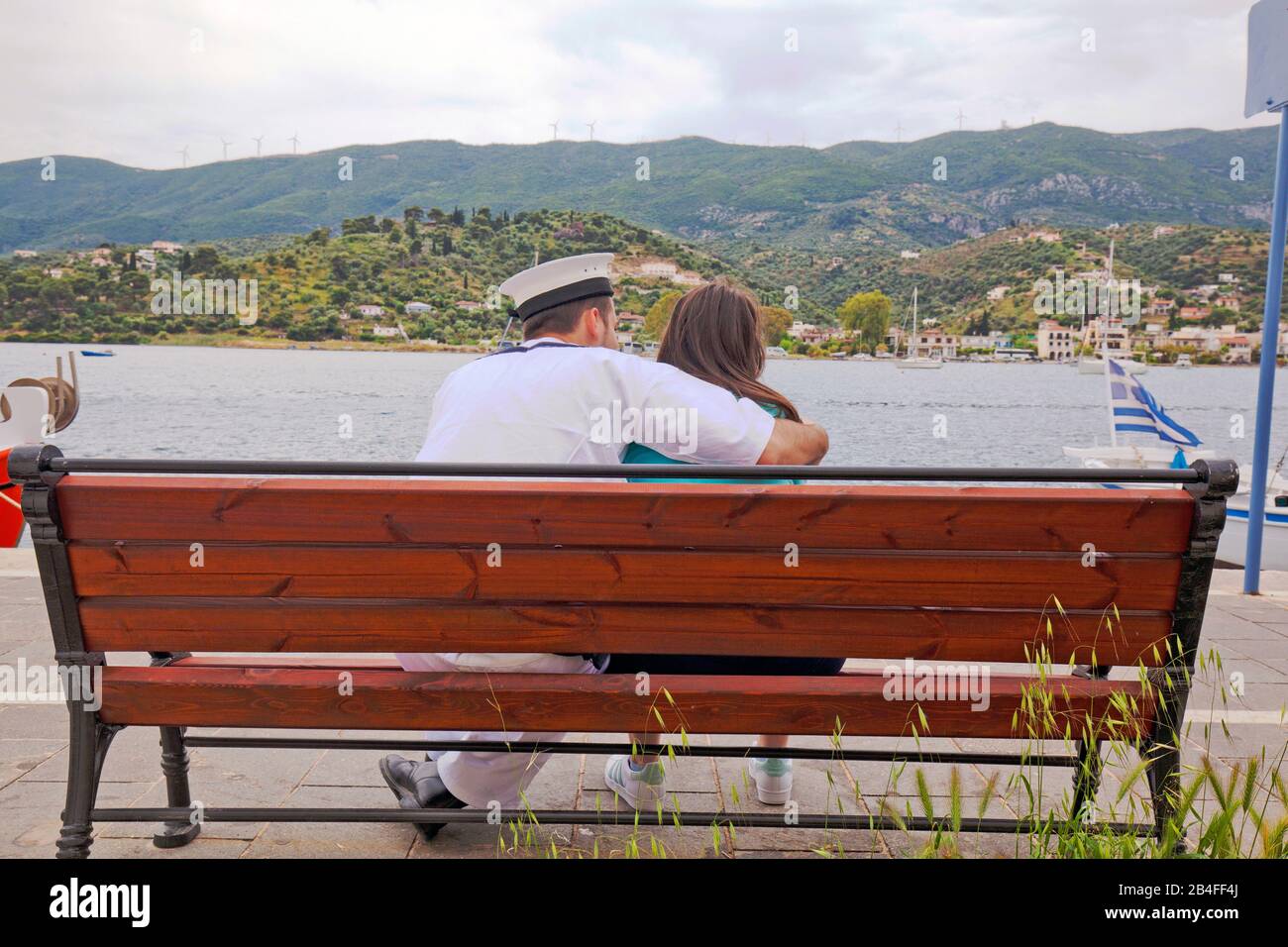 L'amour des marins avec la petite amie du port, Grèce Banque D'Images