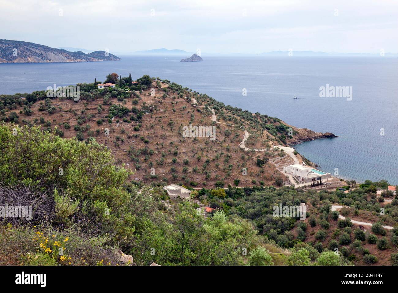 Paysage côtier avec villas de luxe modernes, péninsule du Péloponnèse, Grèce Banque D'Images