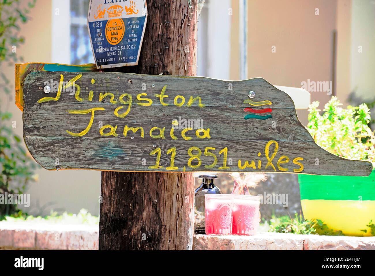 Signez 11 851 miles à Kingston en jamaïque du village de montagne de Perdika, Épire, Grèce du nord Banque D'Images