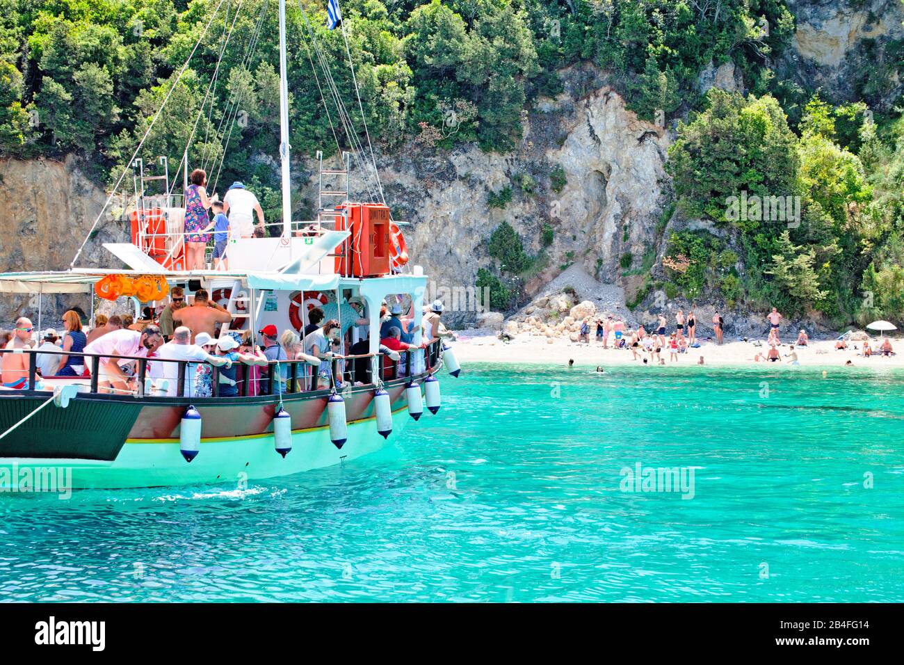 Le célèbre Lagon bleu, avec des bateaux d'excursion et des bains, Sivota, mer Ionienne, Épire, Grèce du Nord, Grèce Banque D'Images