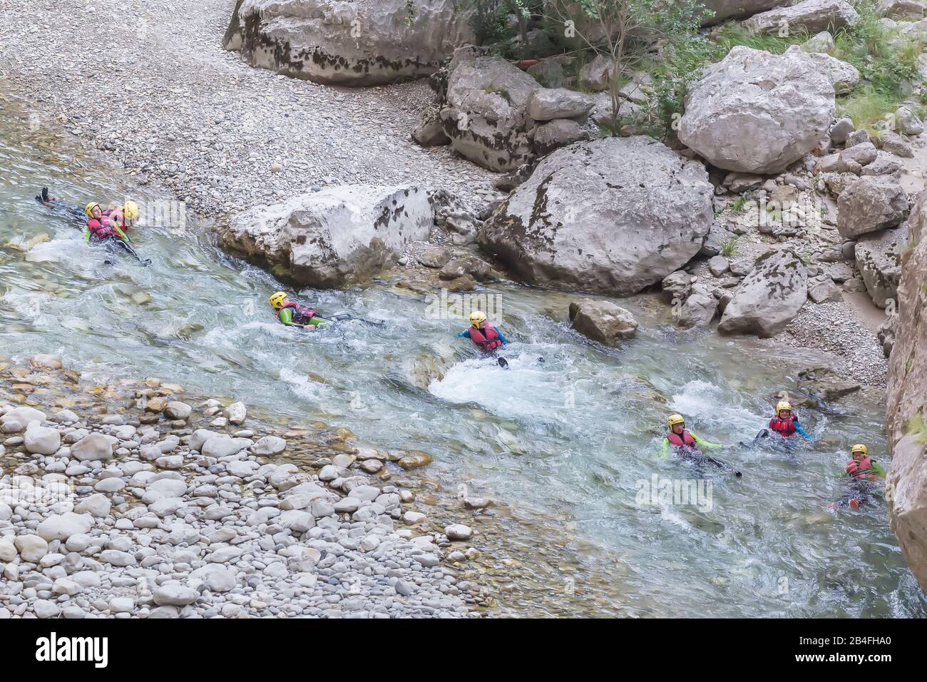 Groupe de personnes canyoning en rivière Verdon, Gorges du Verdon, Alpes de Haute Provence, Provence, France Banque D'Images
