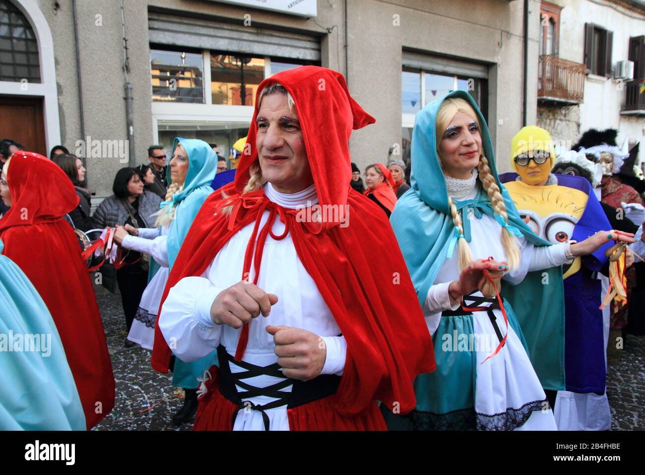 Danseurs vêtus de personnages de dessin animé au montemarano Banque D'Images