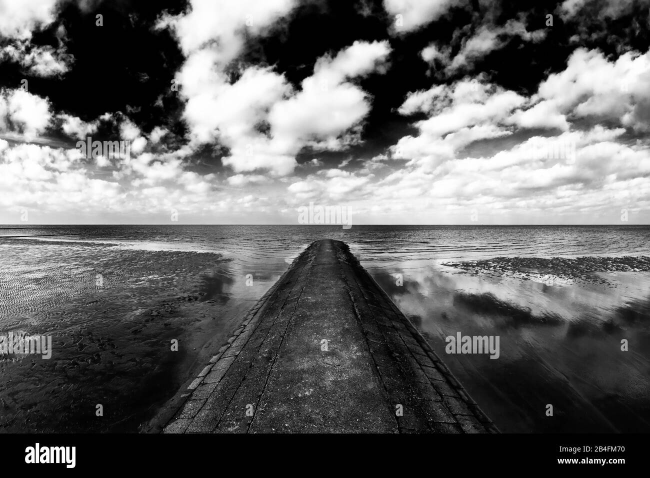 Vue sur la mer avec de beaux nuages à marée basse Banque D'Images