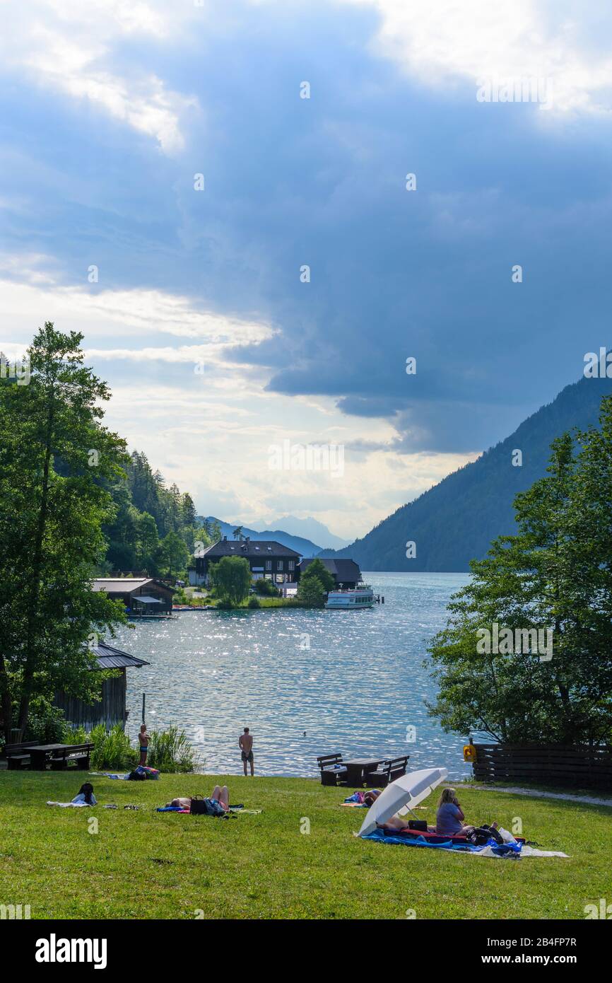 Weissensee, lac Weissensee à l'extrémité est, restaurant Dolomitenblick, plage, bruyère à Kärnten / Carinthie, Autriche Banque D'Images