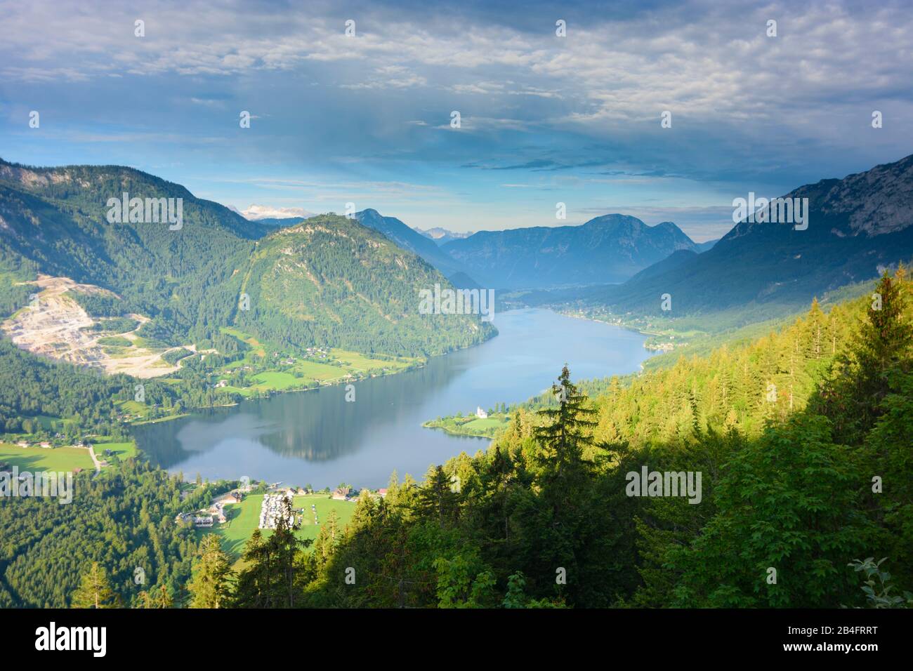 Lac Grundlsee, vue à l'ouest du village Grundlsee et montagne Dachstein, Zinken et Hoher Sarstein, Villa Roth (Schloss Grundlsee) à Ausseerland-Salzkammergut, Steiermark, Styrie, Autriche Banque D'Images