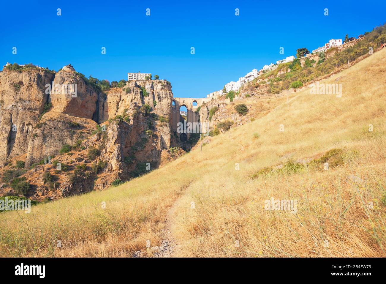 Puente Nuevo (Pont Neuf) et la ville blanche perchée sur les falaises, Ronda, Andalousie, Espagne, Europe Banque D'Images