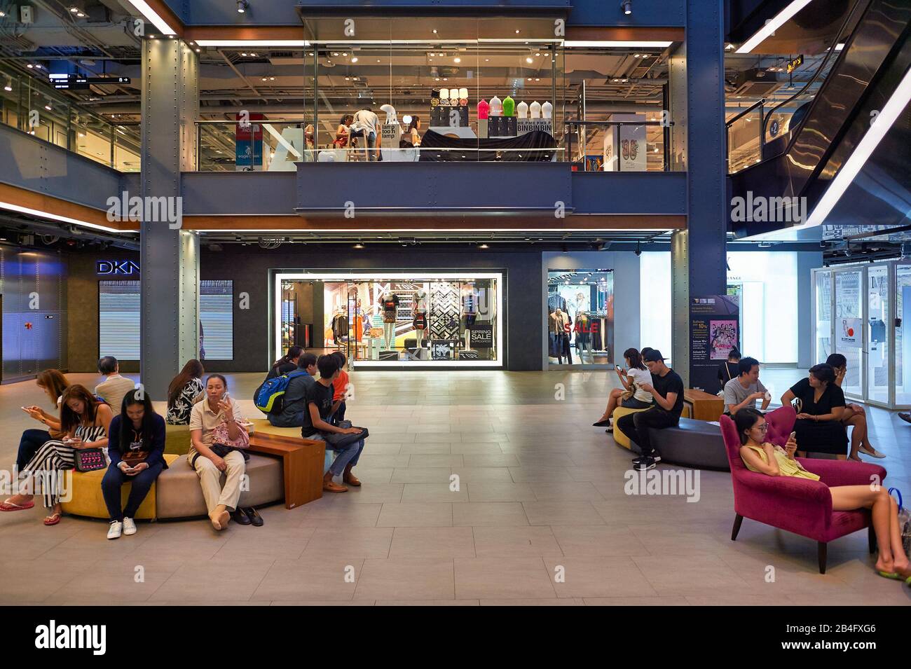 Bangkok, THAÏLANDE - 21 JUIN 2015 : vue sur l'atrium du Siam Center. Siam Center a été construit en 1973 comme l'un des premiers centres commerciaux de Bangkok. Banque D'Images