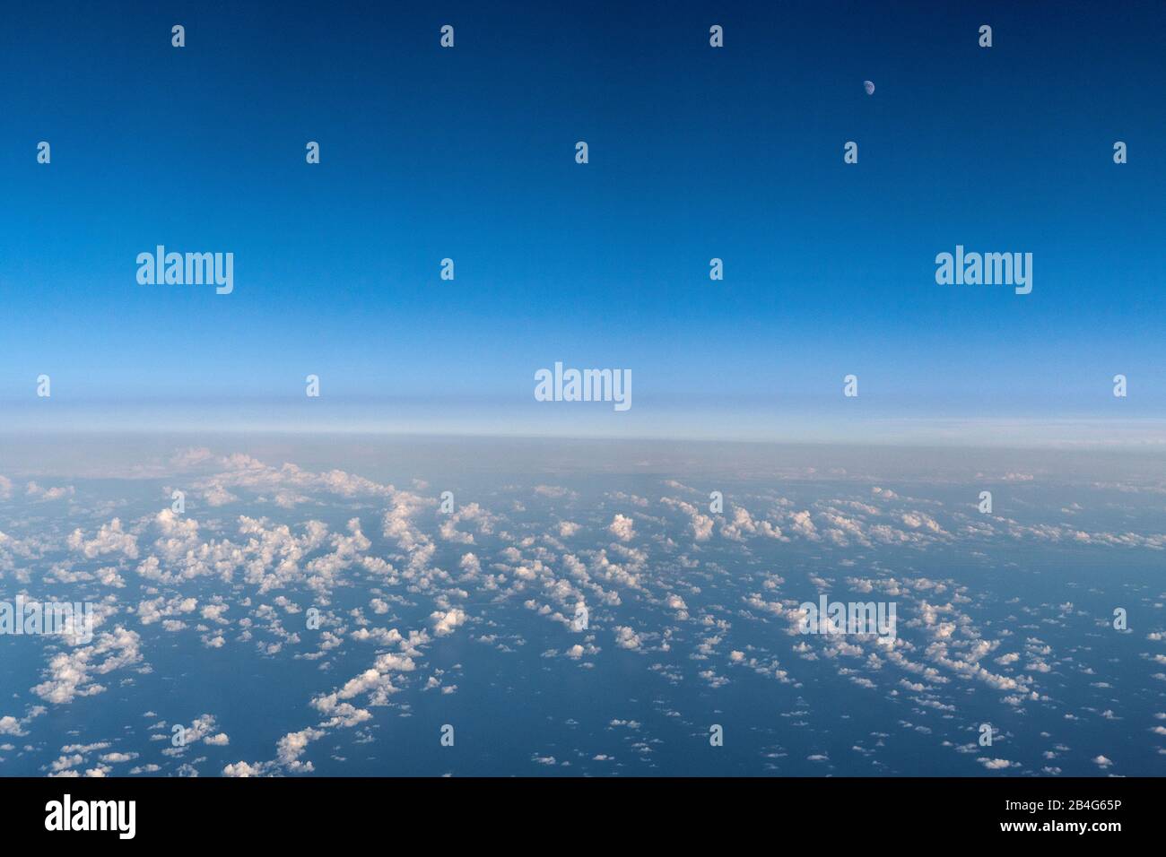 vol, vue aérienne, lune, nuages, altocumulus flocus Banque D'Images