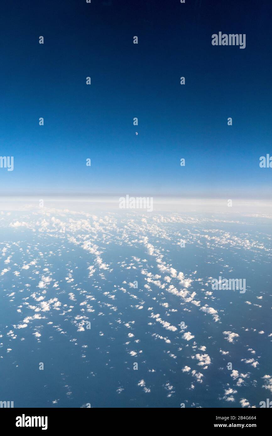vol, vue aérienne, lune, nuages, altocumulus flocus Banque D'Images