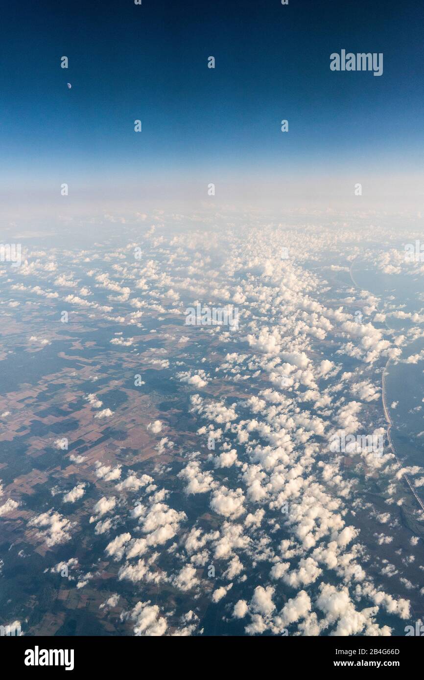 vol, vue aérienne, lune, nuages, altocumulus flocus Banque D'Images