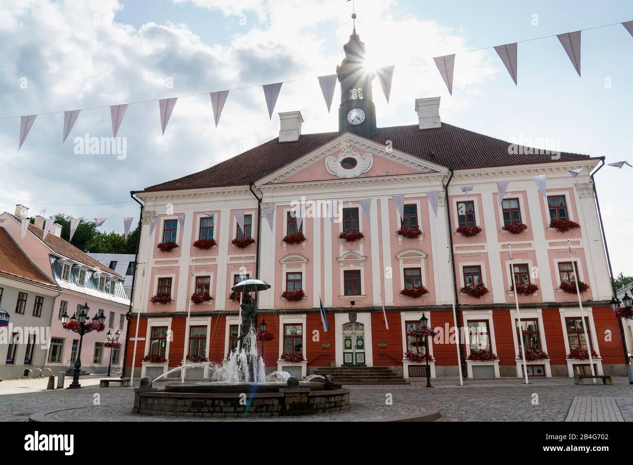 Estland, Tartu, Rathausplatz, Rathaus und Skulptur der küsenden Studenten Banque D'Images