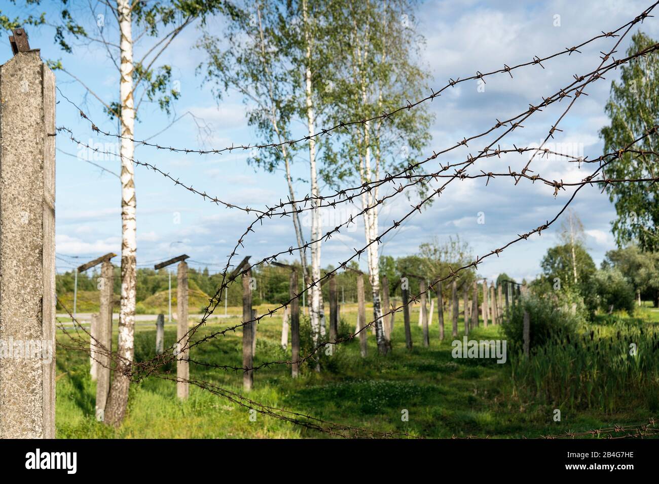 Estonie, Tartu, ancienne base de missiles nucléaires soviétiques, clôture de fil barbelé, barrière symbolique Banque D'Images