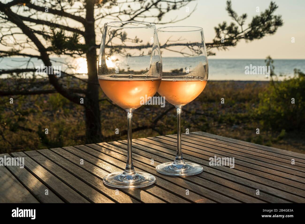 Estland, Ostseeinsel Hiiumaa, Küste, zwei Weingläser mit Roséwein im Abendlicht, Stilleben Banque D'Images