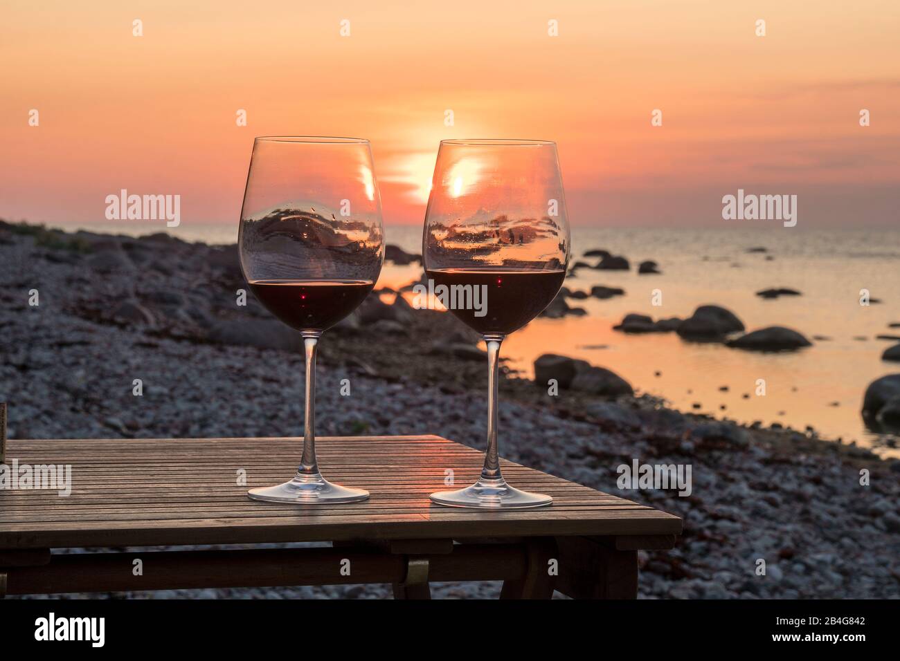 Estland, Ostseeinsel Hiiumaa, Schärenküste, Camping, Zwei Weingläser Im Abendlicht Banque D'Images