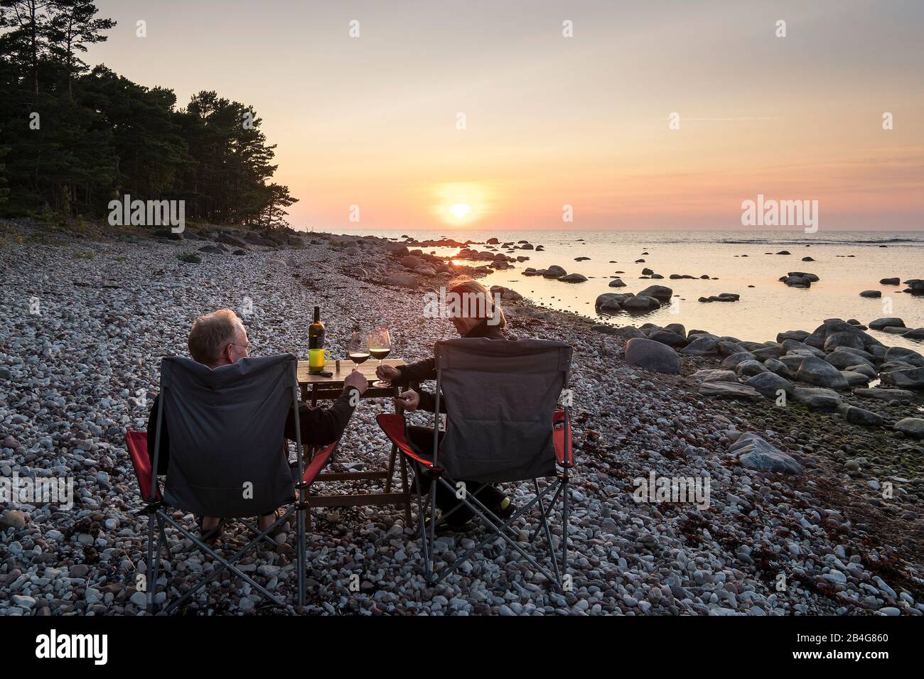 Estland, Ostseeinsel Hiiumaa, Schärenküste, Camping, Mit Wein Anstoßendes Paar, Sonnenuntergang Banque D'Images