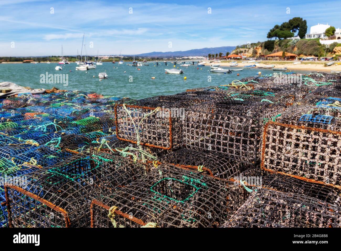 Des poteaux et des pièges de pêcheurs pour la pêche des mollusques et des poissons. Dans la ville d'Alvor Algarve Banque D'Images