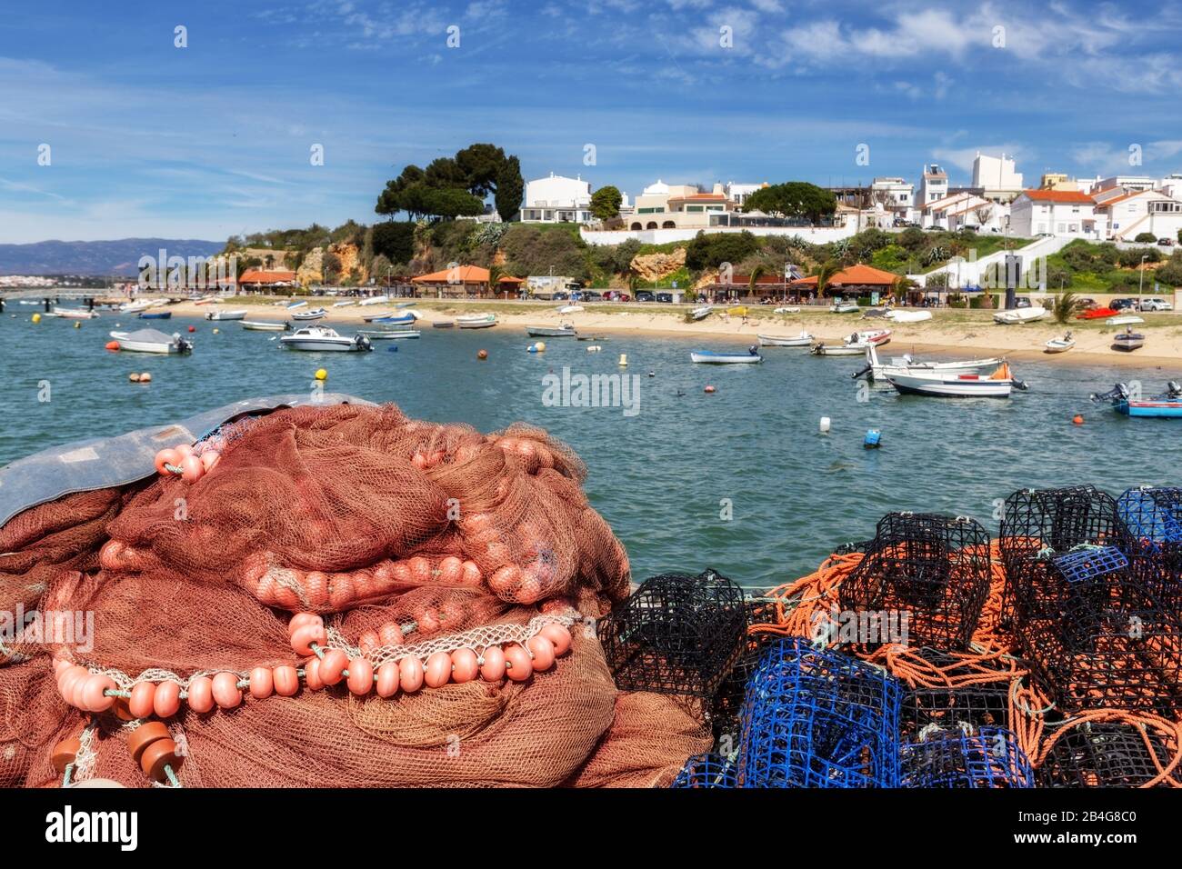 Des poteaux et des pièges de pêcheurs pour la pêche des mollusques et des poissons. Dans la ville d'Alvor Algarve Banque D'Images