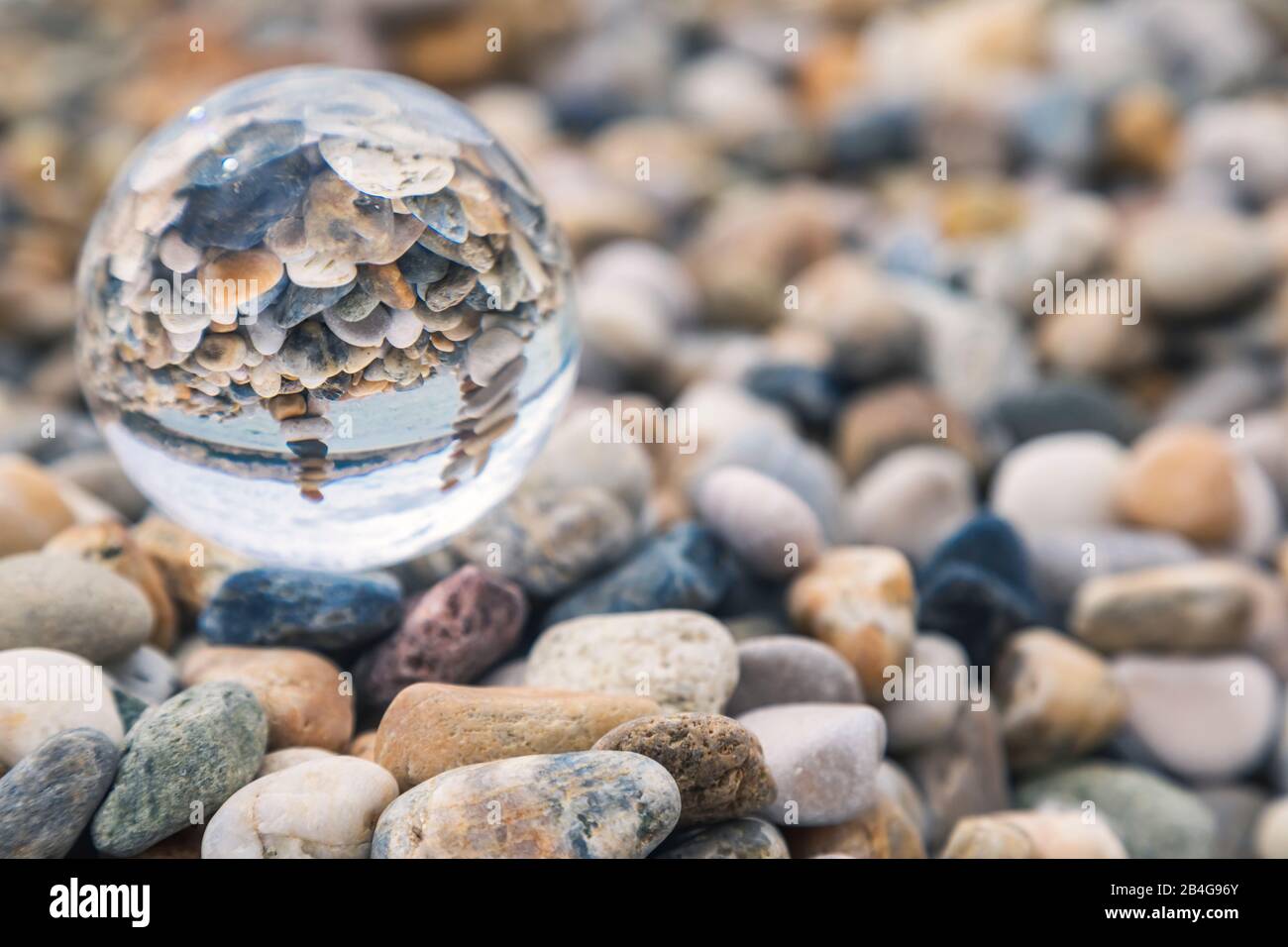 Pile de galets reflétés dans une boule de cristal, plage de Baska, île de Krk, baie de Kvarner, comté de Primorje-Gorski Kotar, Croatie Banque D'Images
