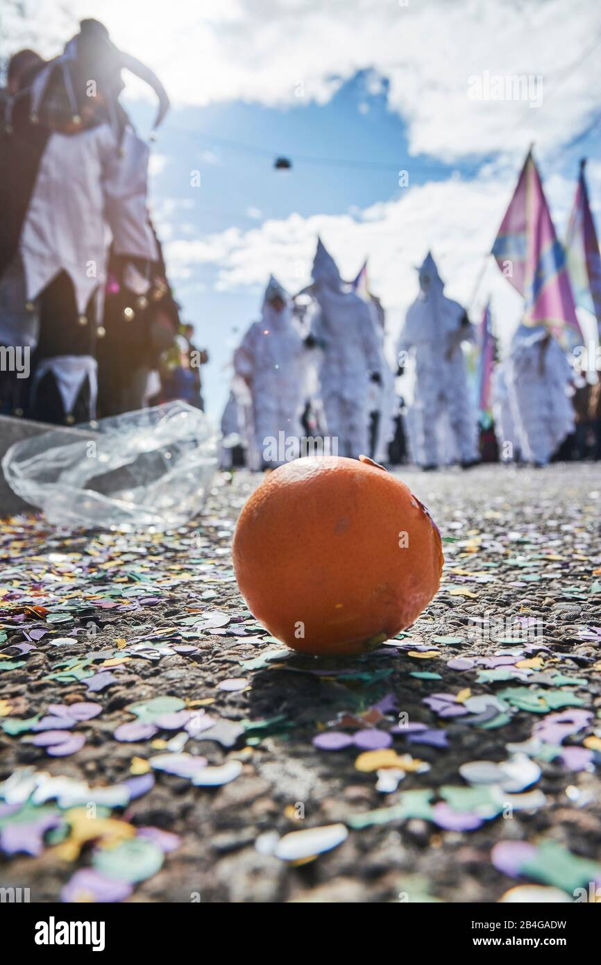 Europe, Suisse, Bâle, manifestation traditionnelle, Bâle Fasnacht, la plus grande de Suisse, patrimoine culturel immatériel de l'humanité, Cortège à la Wettsteinplatz, asphalte avec confetti, jeté orange Banque D'Images