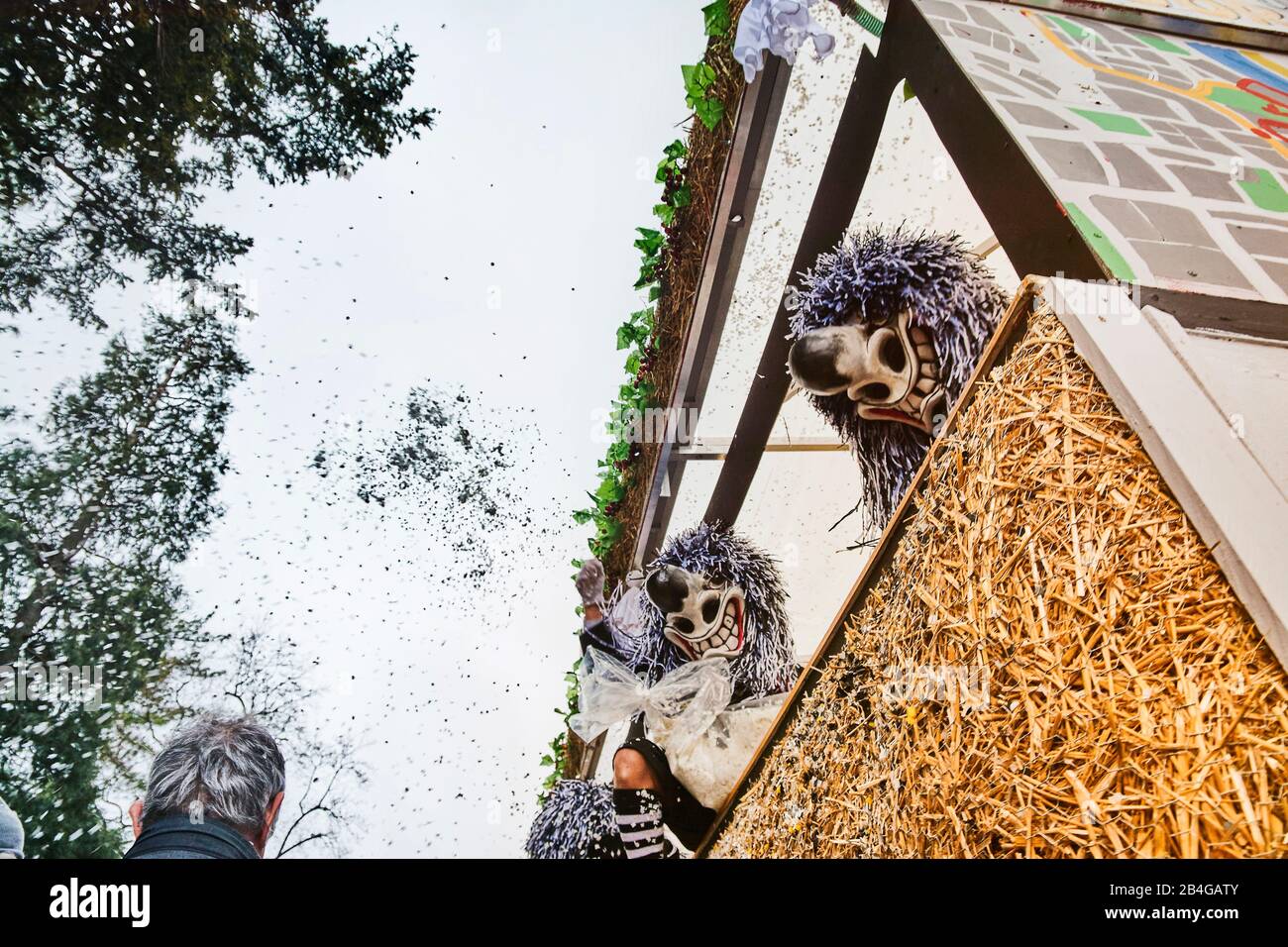 Europe, Suisse, Bâle, manifestation traditionnelle, Bâle Fasnacht, la plus grande de Suisse, patrimoine culturel immatériel de l'humanité, Cortège à Wettsteinplatz, voitures à thème avec waggis dans la pluie confettis Banque D'Images