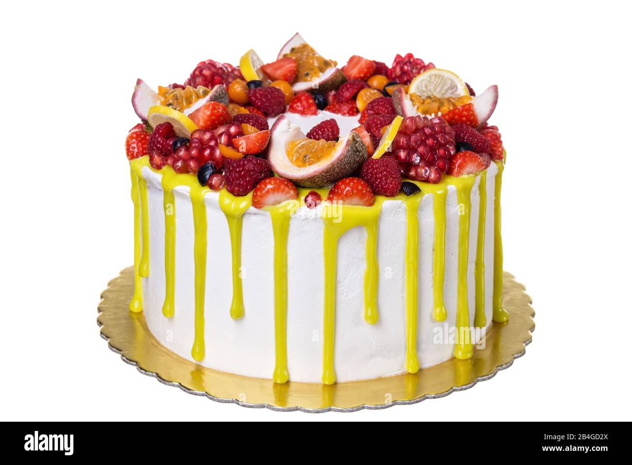 Délicieux gâteau jaune aux fruits, pour l'anniversaire. Sur fond blanc. Banque D'Images