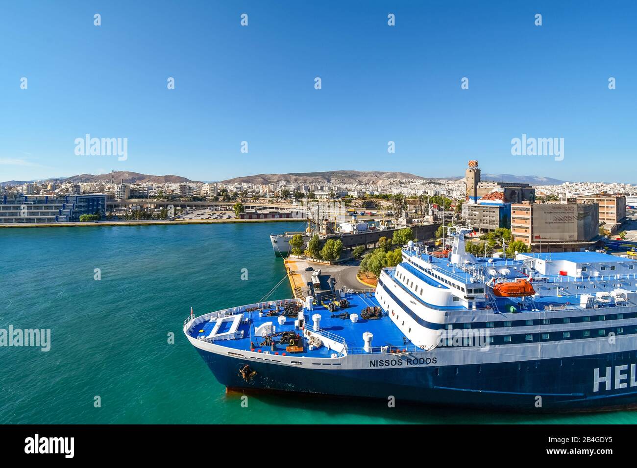 Les oiseaux voient un ferry grec bleu et blanc au port du Pirée lors d'une journée d'été à Athènes, Grèce. Banque D'Images