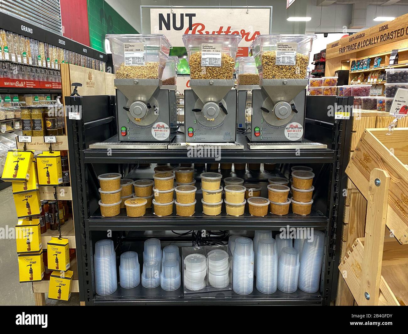 Orlando,FL/USA-1/20/20: Un affichage d'une variété de butters en vrac d'arachides, d'amandes et de noix de cajou dans une épicerie. Banque D'Images
