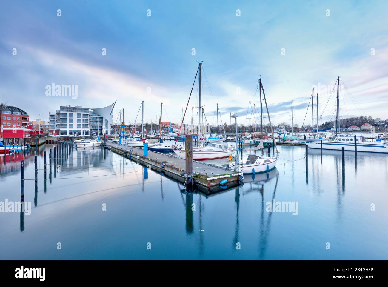 Stadthafen, Blaue Stunde, Bucht, Eckernförde, Ostsee, Schleswig-Holstein, Deutschland, Europa Banque D'Images