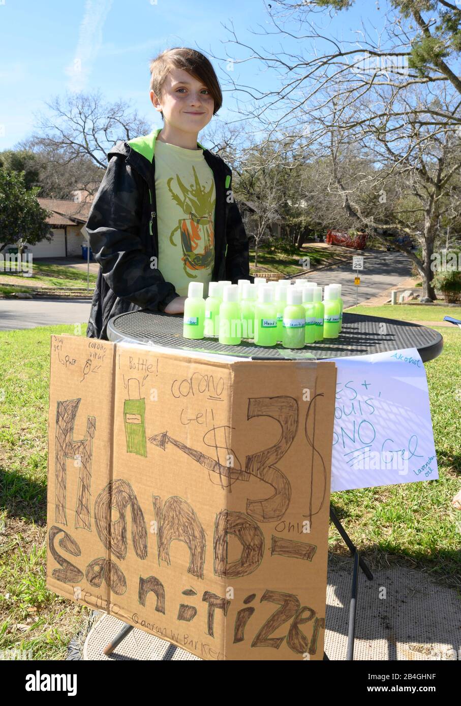 Le stand de désinfectant pour les mains remplace le stand de limonade alors que L'entrepreneur Miles Miller vend de l'aseptisant pour les mains maison pour aider à combattre le coronavirus à 3 $ la bouteille dans son Austin, Texas, quartier après l'école. Banque D'Images