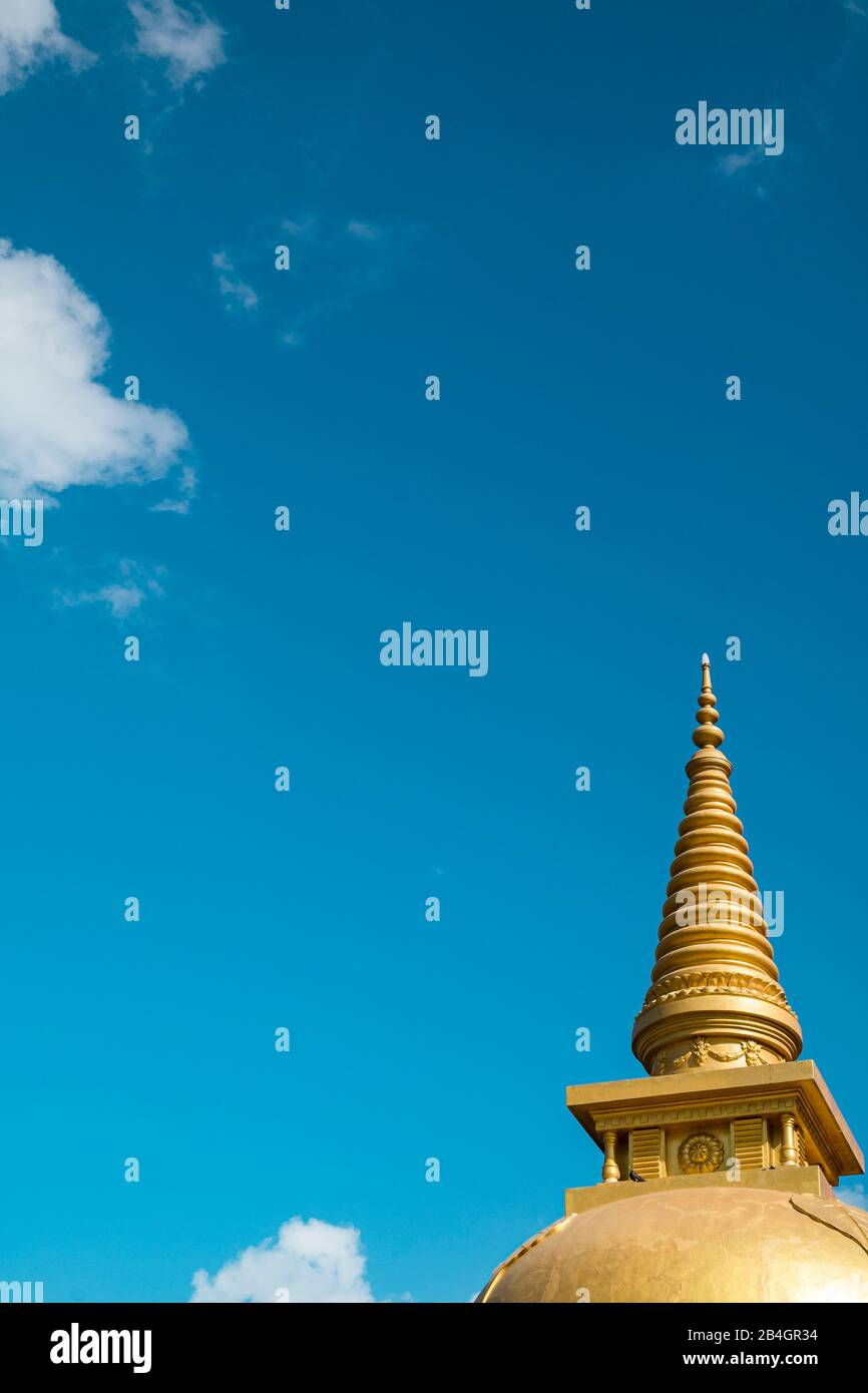 Dôme doré d'un temple bouddhiste devant le ciel bleu Banque D'Images