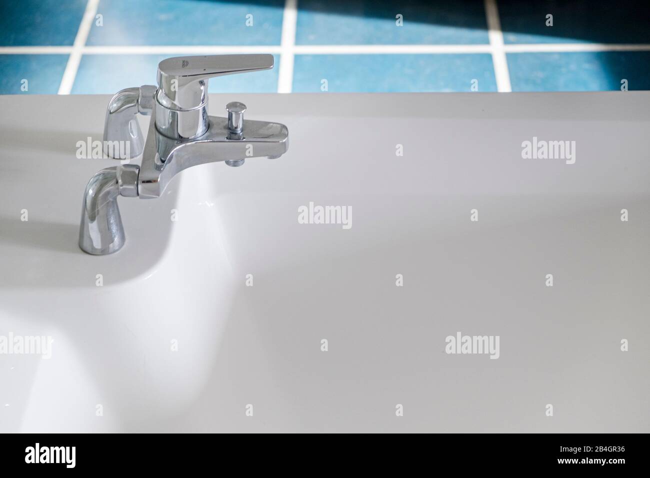 Détail d'un robinet avec baignoire vide Banque D'Images
