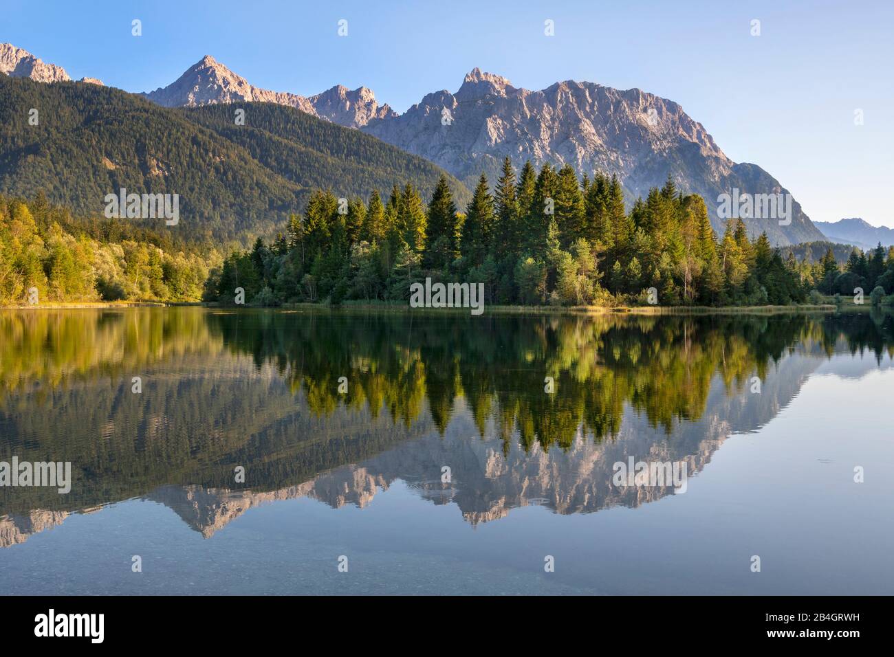 Karwendelgebirge mit Spiegelung im Isar-Stausee bei Krün Banque D'Images