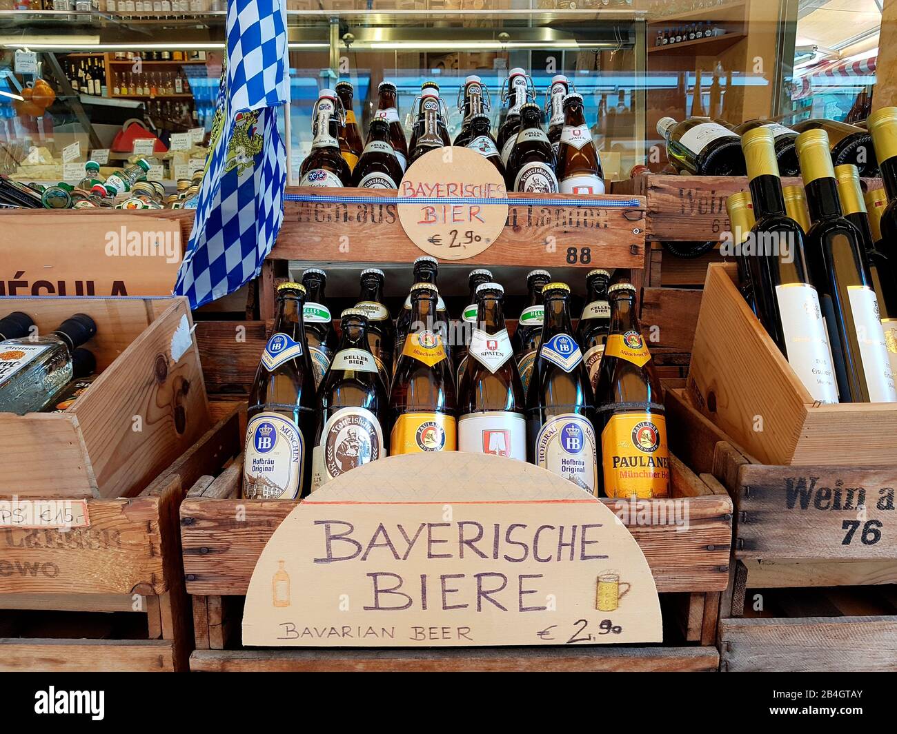 Bières bavaroises dans des boîtes en bois Banque D'Images