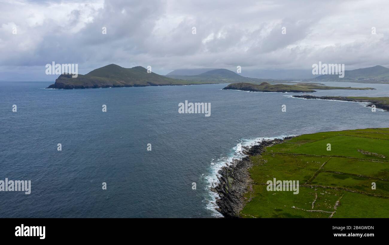 Vue magnifique sur le phare de Valentia Island à Cromwell point. Paysage irlandais sur la journée ensoleillée d'été, comté de Kerry, Irlande. Banque D'Images