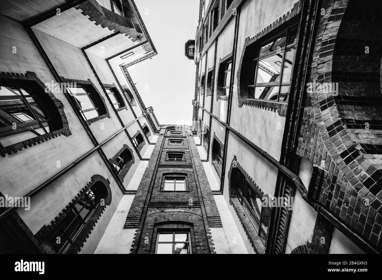 Cour intérieure, Sandtorkai, Speicherstadt, Hambourg, Allemagne, architecture, noir et blanc Banque D'Images