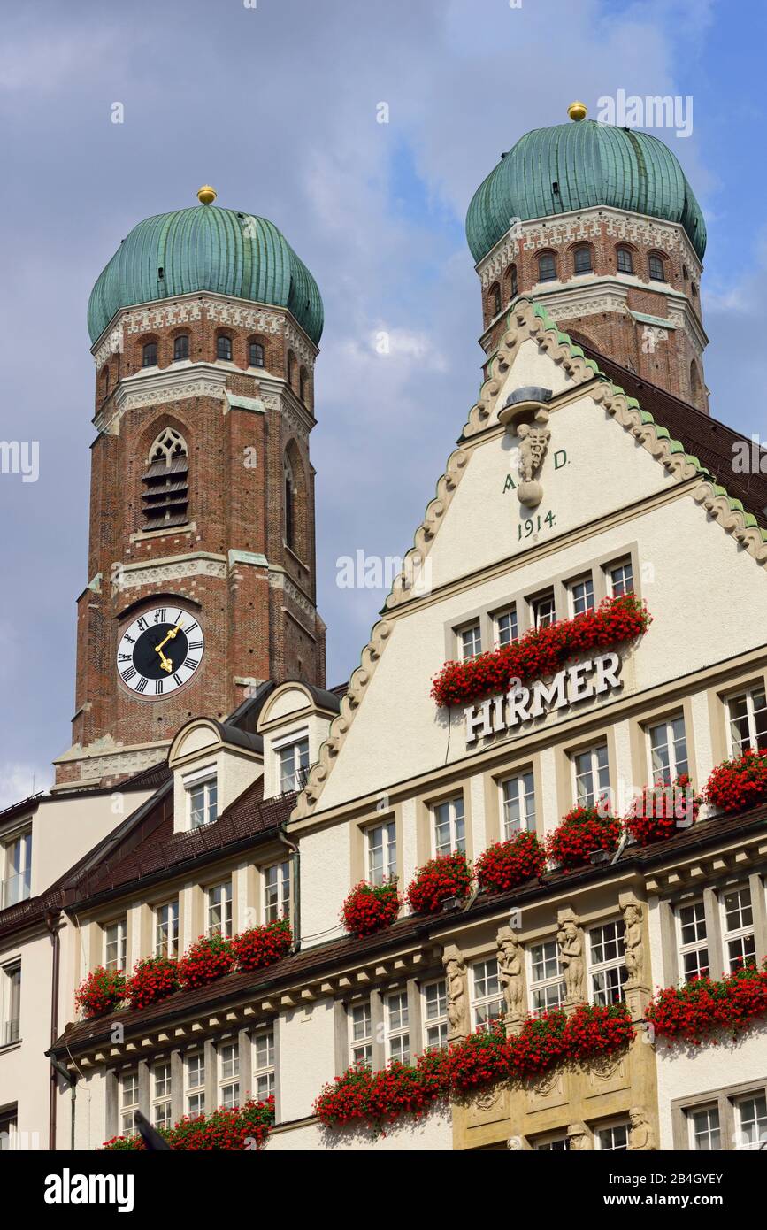 Europe, Allemagne, Bavière, Ville De Munich, Ville, Kaufinger Strasse, Tours De La Frauenkirche Et Fashion House Hirmer, Banque D'Images