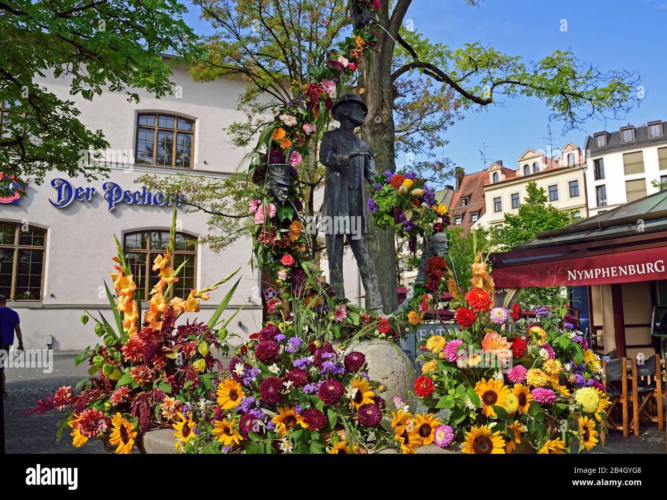 Europe, Allemagne, Bavière, capitale de l'État Munich, Viktualienmarkt, monument et fontaine, statue de bronze Karl Valentin, comédien, chanteur folklorique, auteur et producteur de film, née le 4 juin 1882 à Munich, est décédée le 9 février 1948 Banque D'Images
