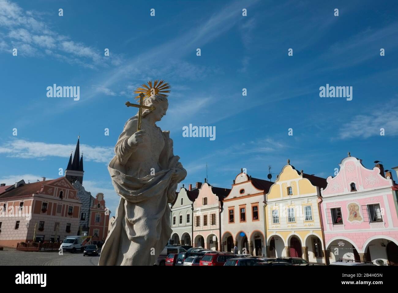 Telc, République Tchèque - Site Du Patrimoine Mondial De L'Unesco. Statue baroque de Saint Margaret avec maisons de ville baroques au-dessus de l'arche de la Renaissance Banque D'Images
