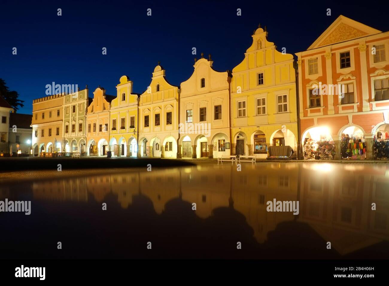 Telc, République Tchèque. Maisons de ville baroques reflétées dans le toit de la voiture Banque D'Images