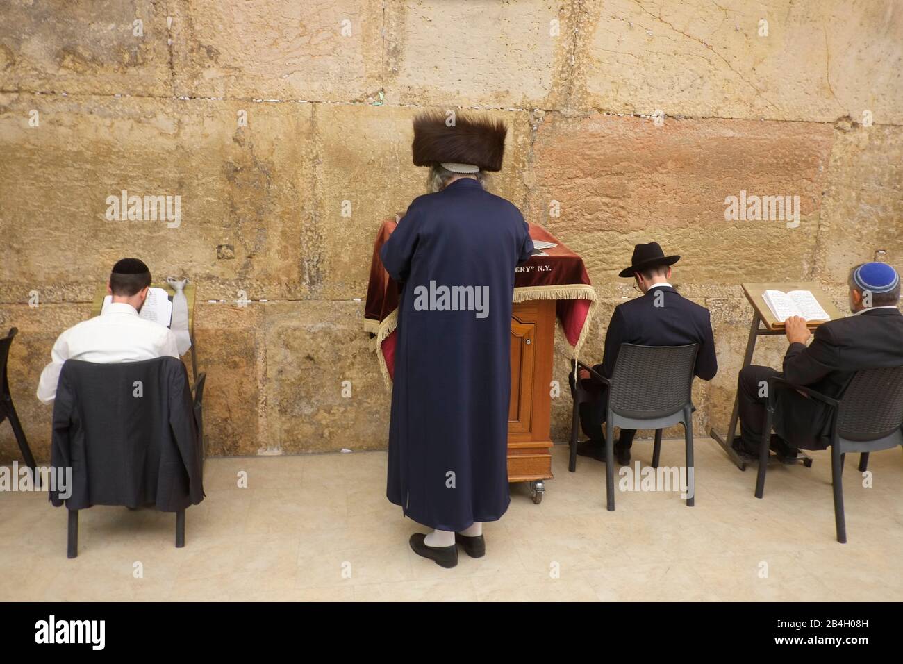 Les juifs prient pendant le sabbat à l'intérieur du mur occidental. Mur occidental dans la vieille ville de Jérusalem, lieu de prière et de pèlerinage sacré pour le peuple juif. C'est le seul reste du second Temple de Jérusalem, considéré comme unique Saint par les anciens Juifs et détruit par les Romains en 70 ans d'après-Jésus. L'authenticité du mur occidental a été confirmée par des recherches sur le commerce, l'histoire et l'archéologie; le mur date d'environ le 2ème siècle avant Jésus-Christ Banque D'Images