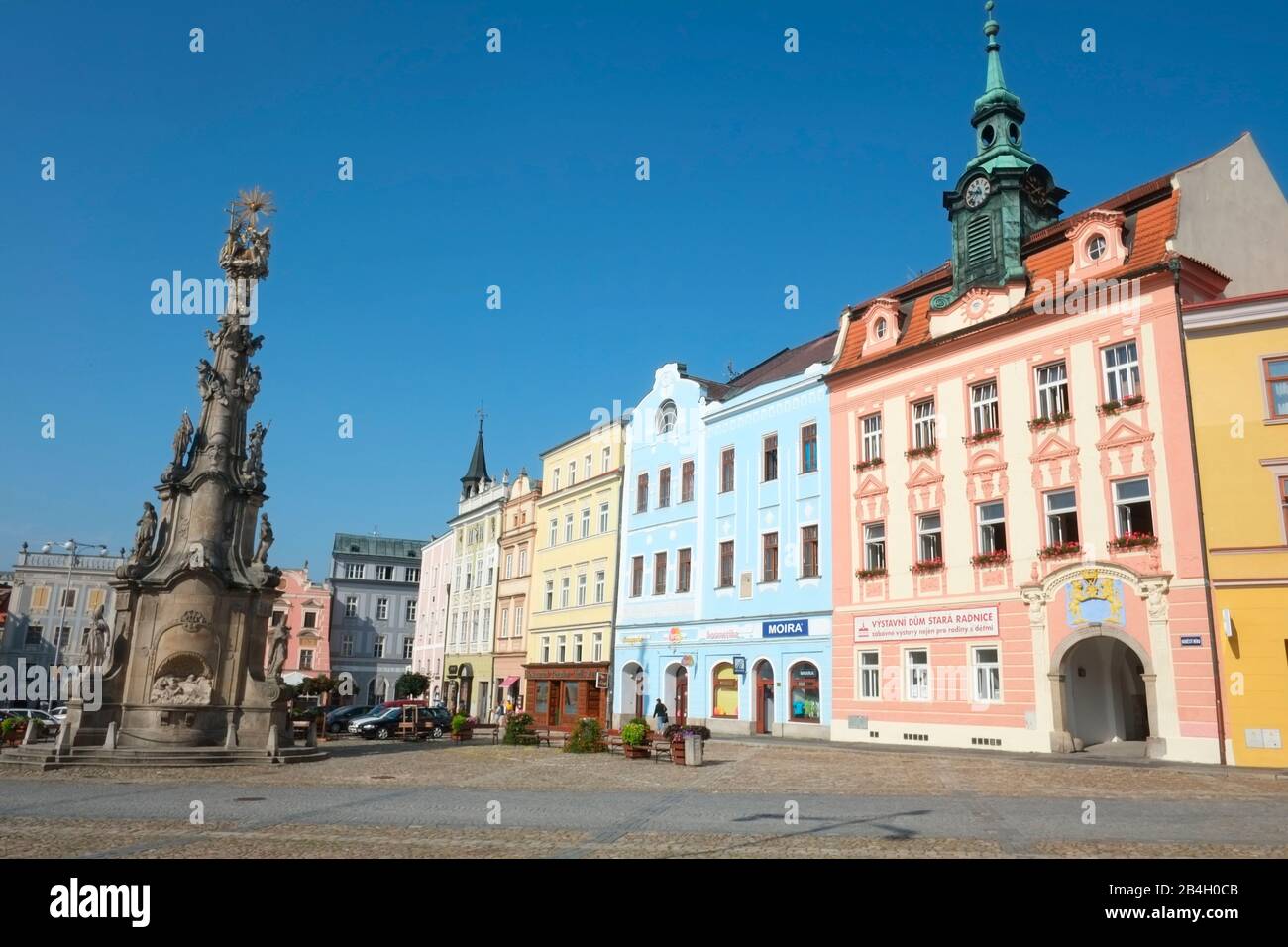 Jindrichuv Hradec, République Tchèque. Place de la paix avec la colonne de la Sainte Trinité Banque D'Images