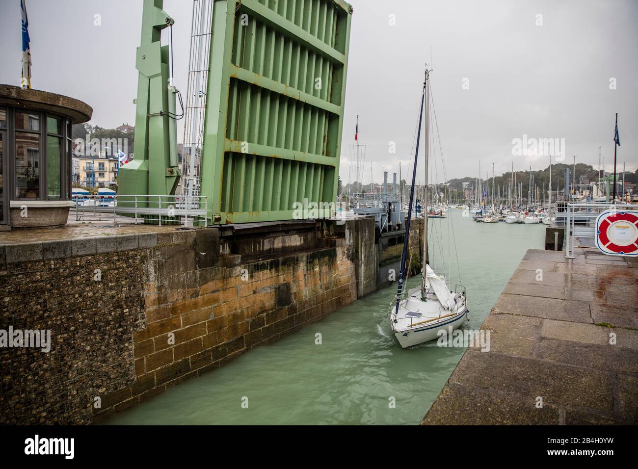 Normandie, port, pont-levis, voilier, St Valery en Caux Photo Stock - Alamy