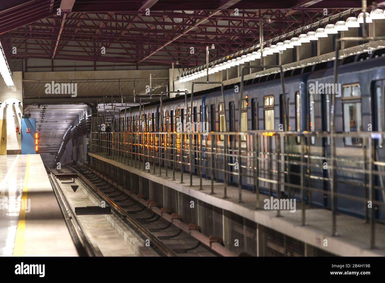 Station de métro avec vue sur l'entrée du tunnel. Métro, concept de transport public. Banque D'Images