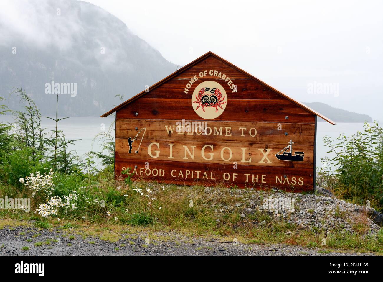 Le signe de bienvenue au village de Gingolx, une communauté de la première nation Nisga'a dans la vallée de la rivière Nass, dans le nord de la Colombie-Britannique, au Canada. Banque D'Images