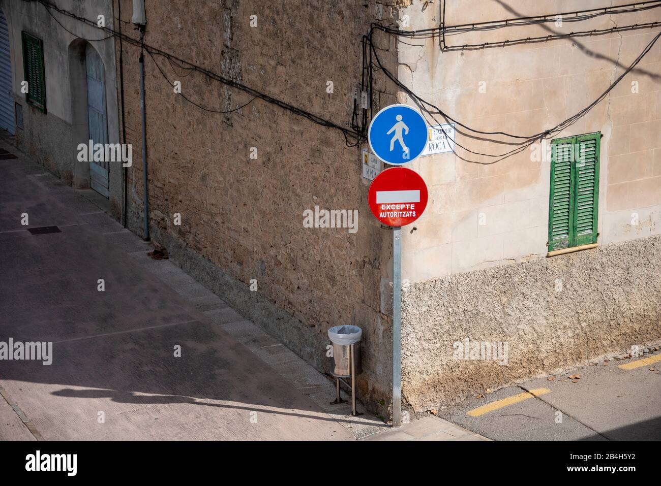 Majorque, Alcudia, coin de rue avec panneau pour piétons, passage interdit, Banque D'Images