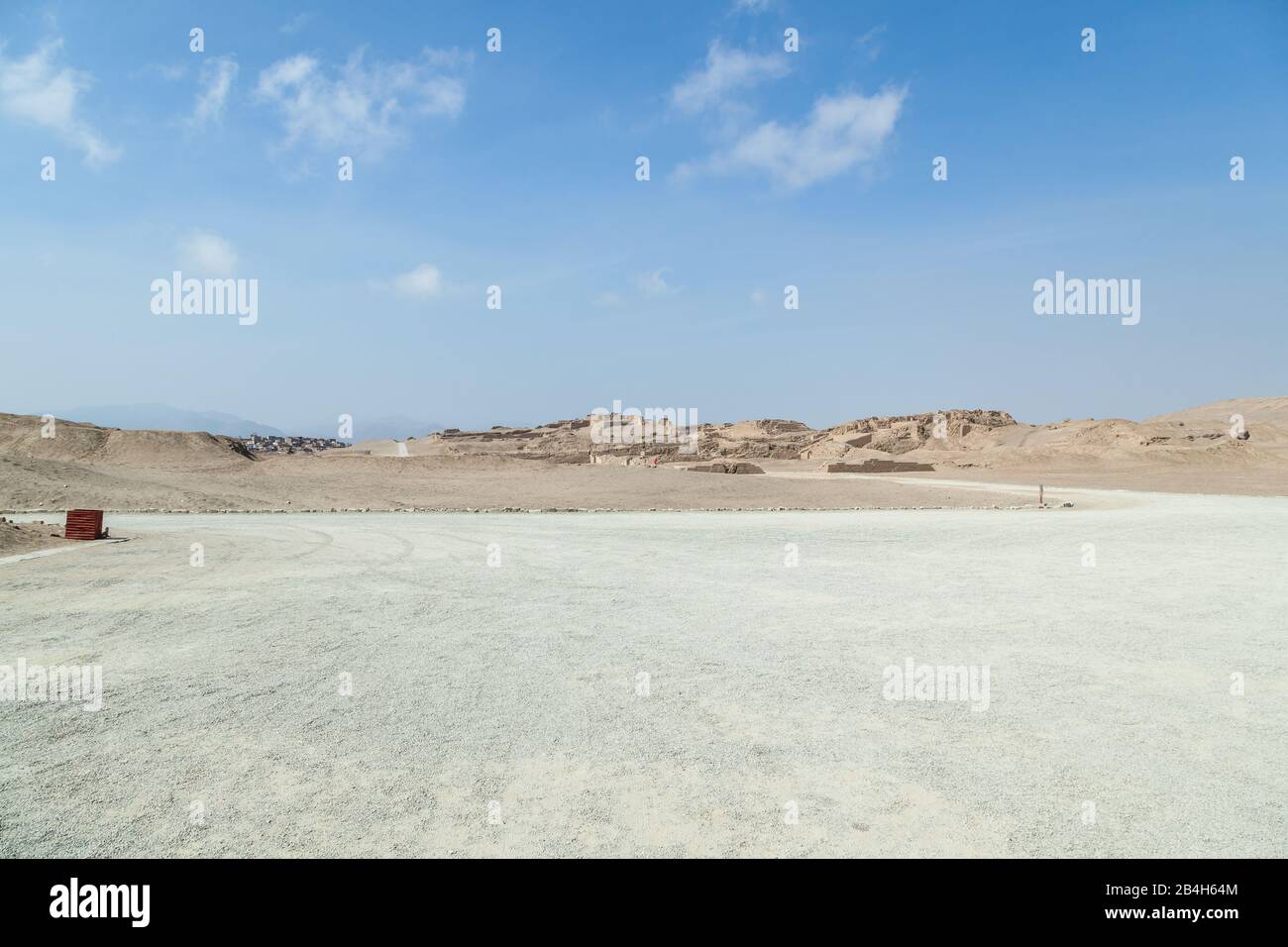 Site spectaculaire dans le désert du Pérou, avec de grandes pyramides, des logements et des temples construits par différentes cultures. Banque D'Images