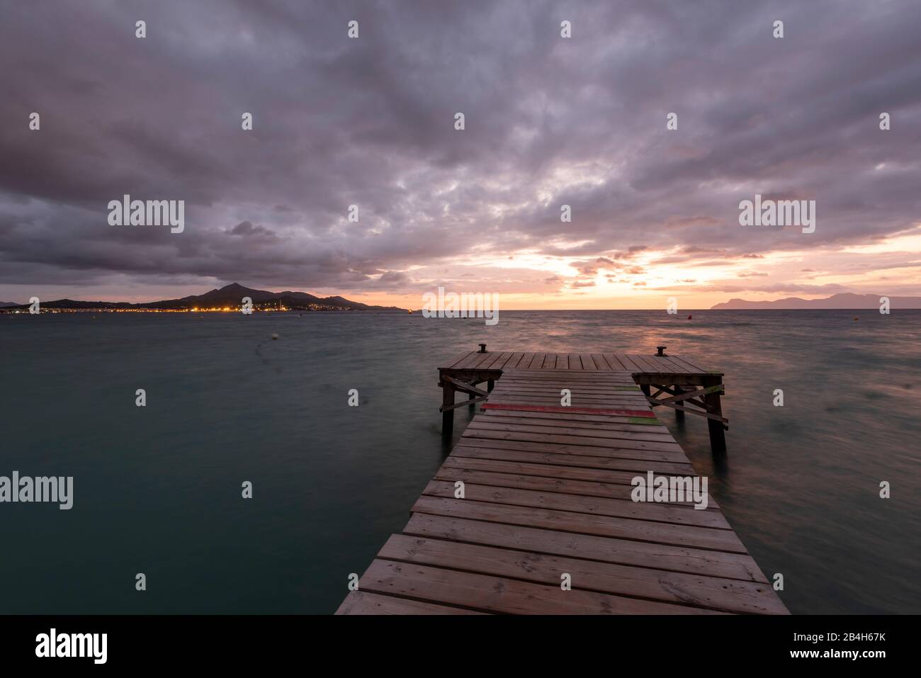 Espagne, Majorque, Playa de Muro, lever du soleil sur la jetée en bois, Banque D'Images