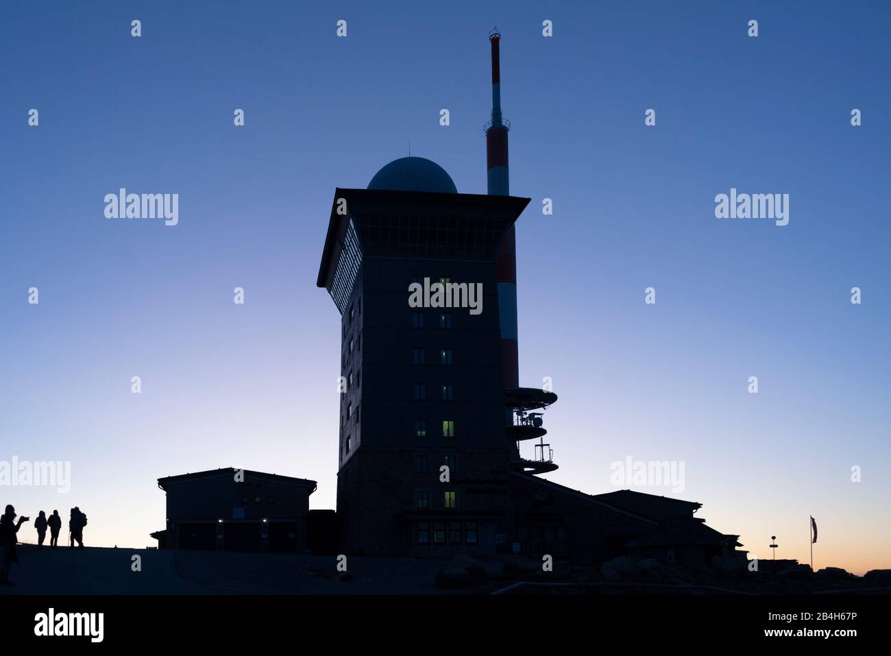 Sommet du Brocken à l'heure bleue, 114 m, dans le parc national de Harz près de Schierke, district de Wernigerode, Harz, Saxe-Anhalt, Allemagne Banque D'Images Sommet du Brocken à l'heure bleue, 114 m, dans le parc national de Harz près de Schierke, district de Wernigerode, Harz, Saxe-Anhalt, Allemagne Banque D'Images